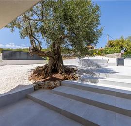 4 bedroom villa with heated pool and sea view in Vinišće, sleeps 8